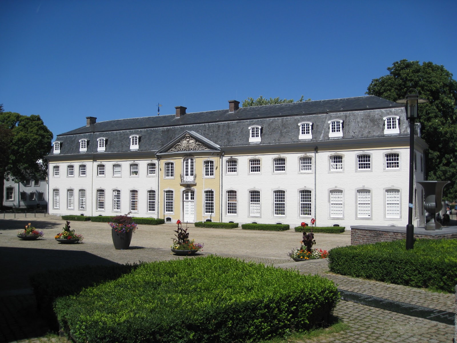 het Von Clermontshuis in Vaals, nu gemeentehuis